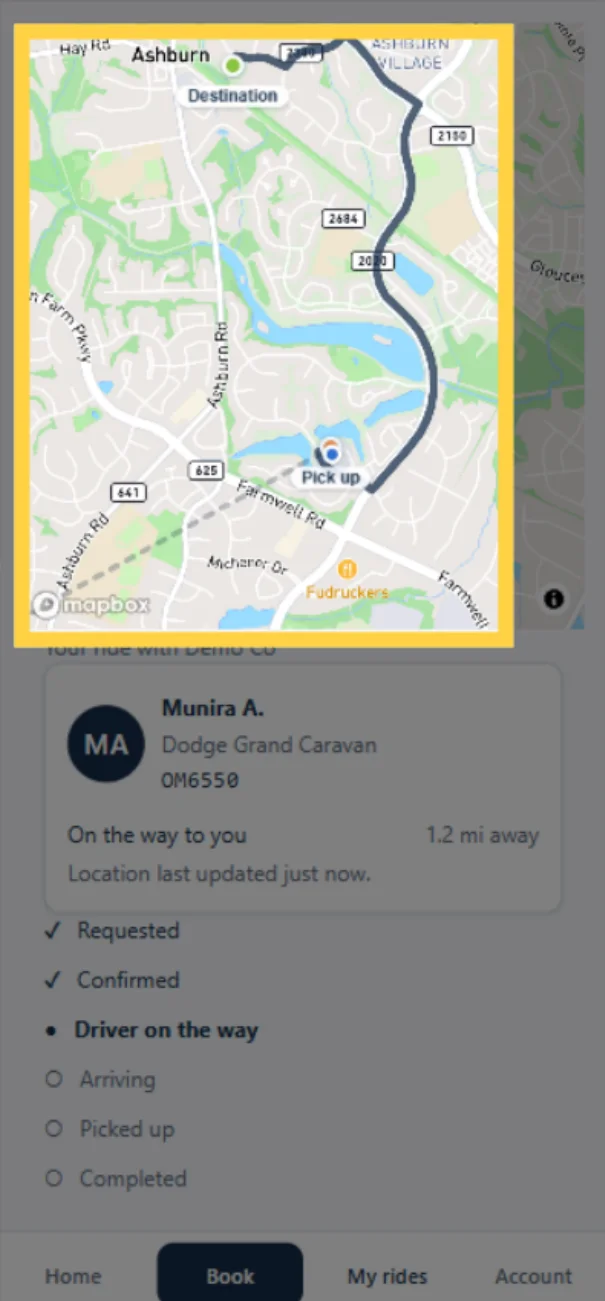 App del Pasajero de DriveBoss en un teléfono: mapa en vivo siguiendo al conductor en camino a la recogida, con la línea de tiempo del estado del viaje